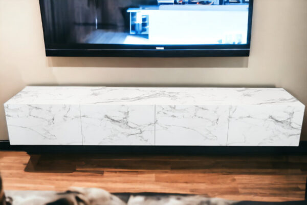 طاولة تلفاز نيت هوم جدارية بتصميم خشب بديل الرخام و4 أدراج أناقة وتخزين